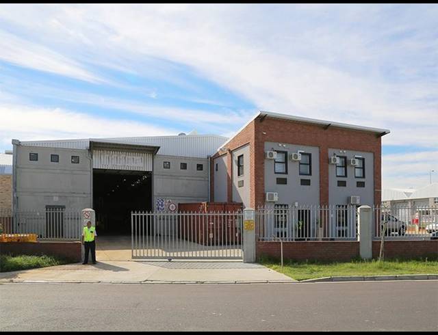 2,100M² FACTORY TO LET IN RACING PARK